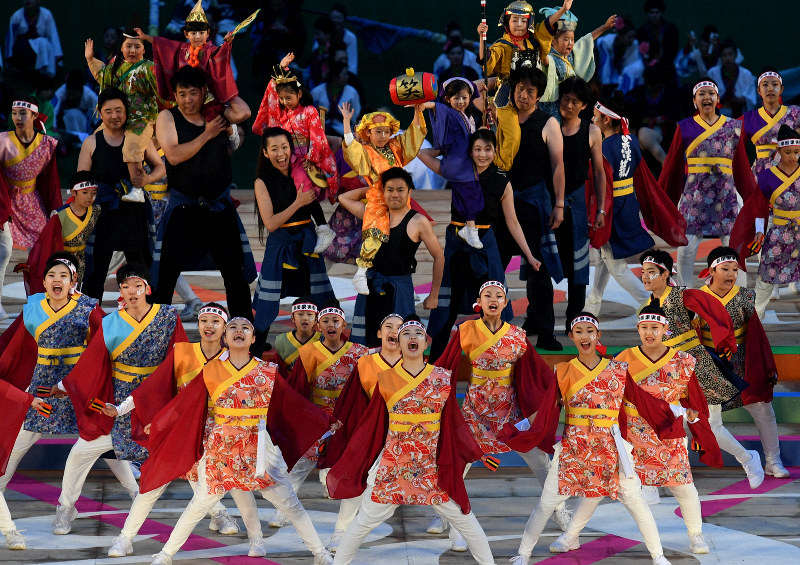 YOSAKOIソーラン祭りが開幕し、力強く舞う踊り手たち=札幌市中央区で2019年6月5日午後6時55分、竹内幹撮影