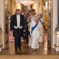 　英国のエリザベス女王は、同国を公式訪問したトランプ米大統領に、第二次大戦についてチャーチル元首相が書いた金の装丁本を贈った。メラニア夫人には特別に作らせたエナメルのふた付きの銀の箱を贈呈した。３日、バッキンガム宮殿で撮影（２０１９年　ロイター/Jeff Gilbert）