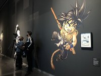 展示会場には「ドラゴンボール」シリーズなど人気漫画の巨大なイラストが並んだ＝5月21日、三沢耕平撮影