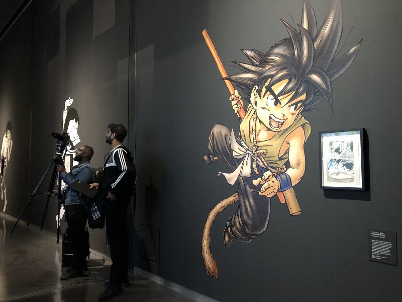 展示会場には「ドラゴンボール」シリーズなど人気漫画の巨大なイラストが並んだ=5月21日、三沢耕平撮影