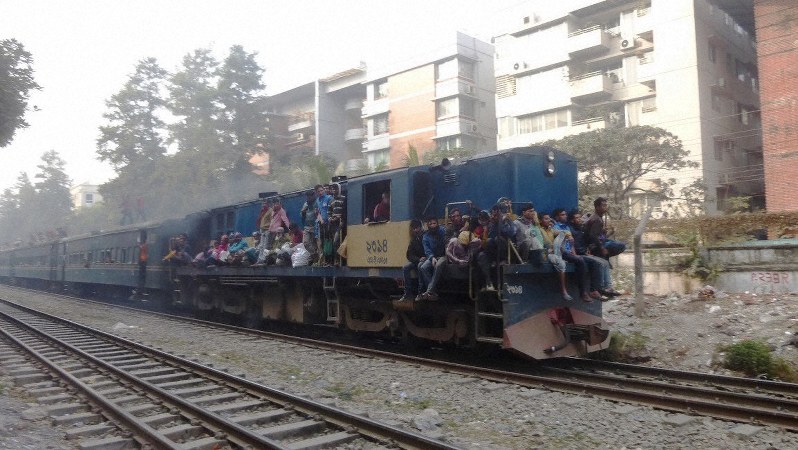 機関車の上や屋根の上にも大勢を乗せたダッカの列車(写真は筆者撮影)