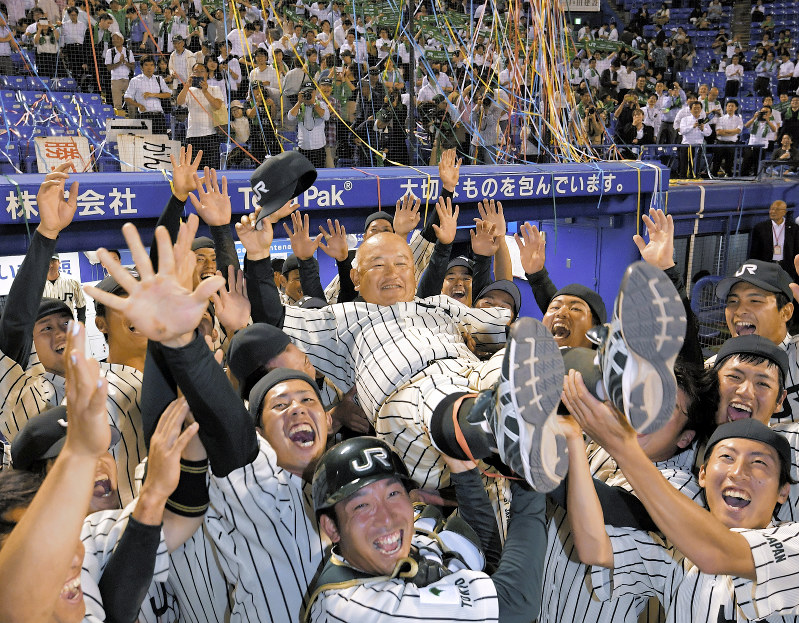 【JR東日本-明治安田生命】都市対抗野球の本戦出場が決まり、胴上げされるJR東日本の堀井哲也監督(中央)=神宮球場で、手塚耕一郎撮影