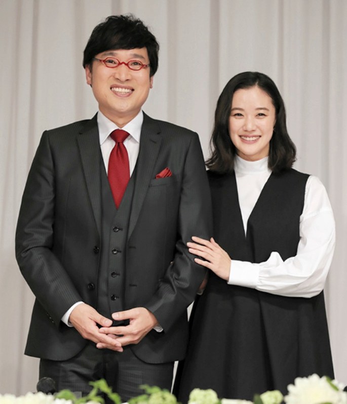 結婚を発表し、記者会見で笑顔を見せるお笑いコンビ「南海キャンディーズ」の山里亮太さん(左)と女優の蒼井優さん=東京都新宿区で2019年6月5日午後8時6分、小川昌宏撮影