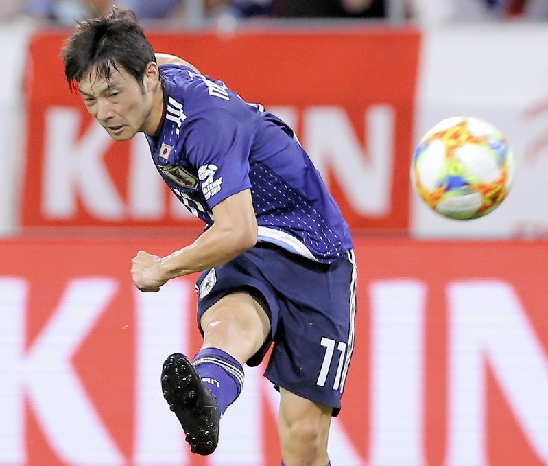 【日本-トリニダード・トバゴ】前半、シュートを放つ中島=豊田スタジアムで2019年6月5日、宮武祐希撮影