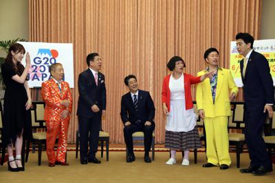 西川きよしさん（中央左）、すっちーさん（同右）ら吉本新喜劇メンバーの表敬訪問を受け、笑顔を見せる安倍晋三首相（中央）＝首相公邸で2019年6月6日午前11時42分、小川昌宏撮影
