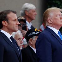 オハマビーチ近くの米戦没者墓地での式典に参加したトランプ米大統領（右）とマクロン仏大統領＝フランス北西部ノルマンディー地方で6日、ロイター