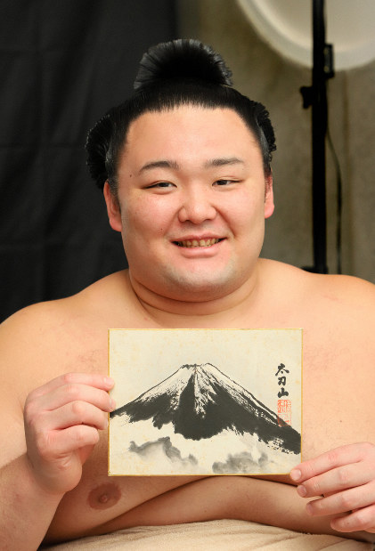 1時間半にわたりポーズ 朝乃山が優勝額の写真撮影 | 毎日新聞