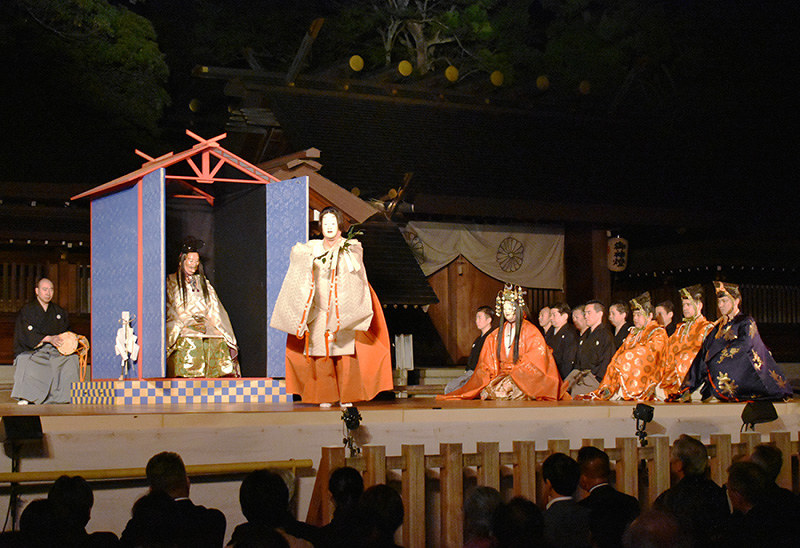 元伊勢籠神社の特設舞台で演じられた復曲能「真名井原」=京都府宮津市で、澤木政輝撮影