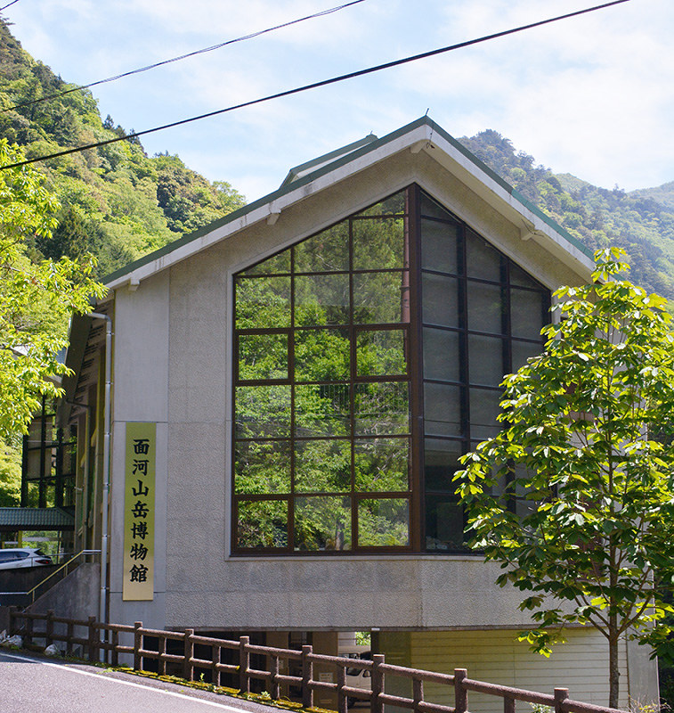 面河山岳博物館。壁面のガラスに新緑が映り込む=愛媛県久万高原町若山で、松倉展人撮影