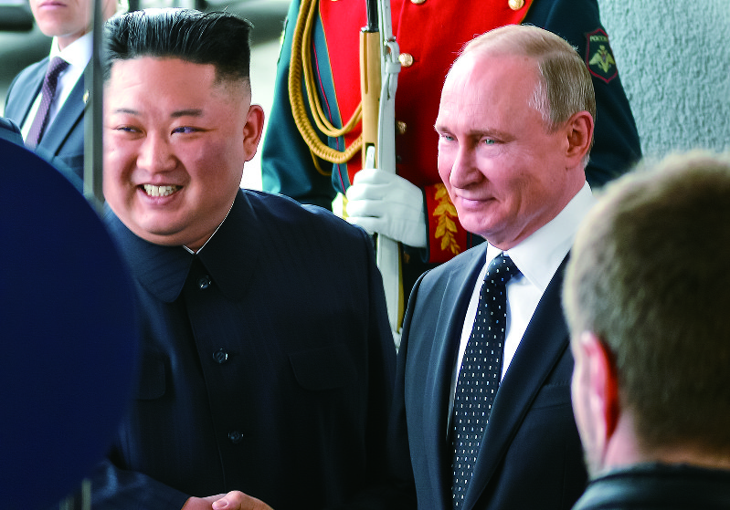 笑顔を見せるプーチン大統領(右)と金委員長(筆者撮影)