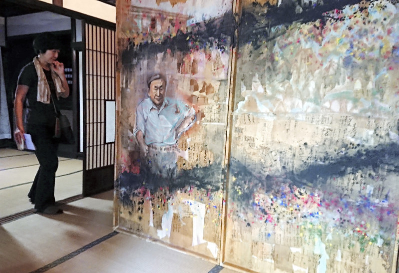 栃木県足利市通3の古民家に展示されている伊藤七男さんの作品