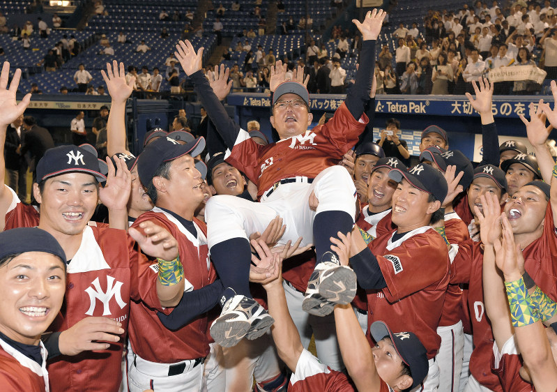 【明治安田生命-セガサミー】東京第4代表に決まり、選手たちから胴上げされる明治安田生命の成島広男監督=滝川大貴撮影