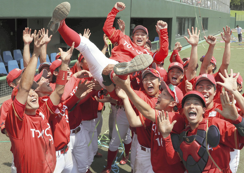 第5代表に決まり藤原監督を胴上げするトヨタ自動車の選手たち=愛知県岡崎市の岡崎市民球場で、兵藤公治撮影