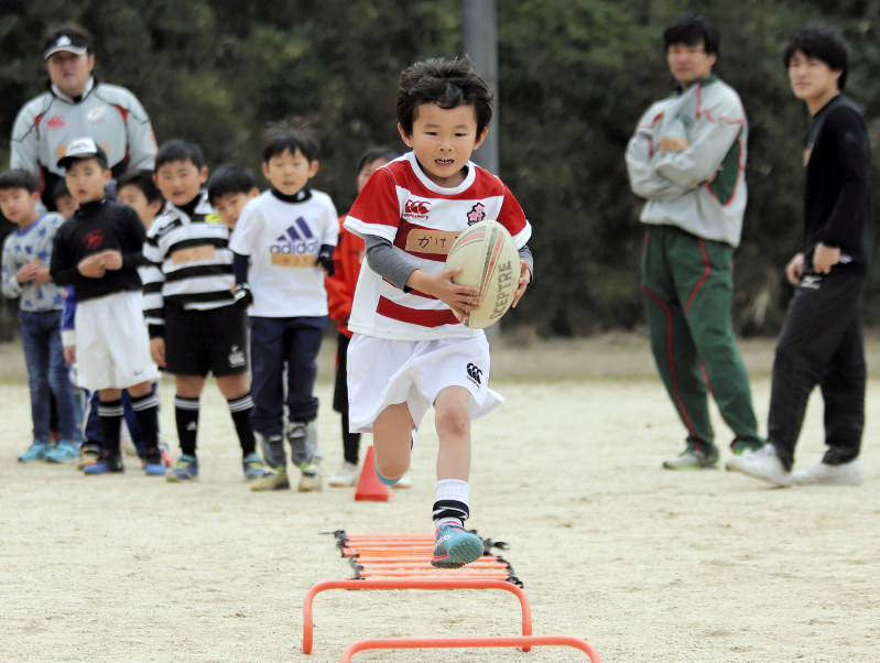 大分ラグビースクールで練習に励む子どもたち
