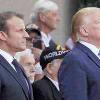 オハマビーチ近くの米戦没者墓地での式典に参加したトランプ米大統領（右）とマクロン仏大統領＝フランス北西部ノルマンディー地方で６日、ロイター