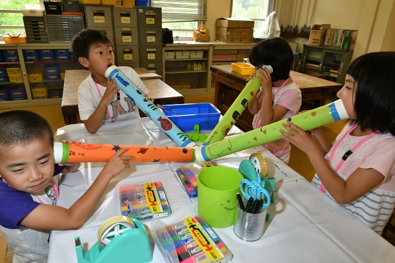完成したエコーマイクでおしゃべりする小学生たち
