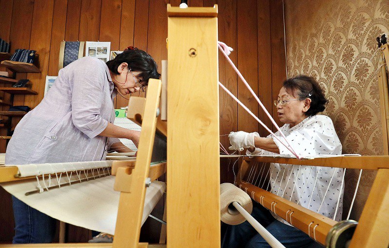 ｖｉｅｗ 東大阪の はたおり工房 糸紡ぐ音 参道に響く 河内木綿の技術 現代に 大阪 写真特集2 5 毎日新聞