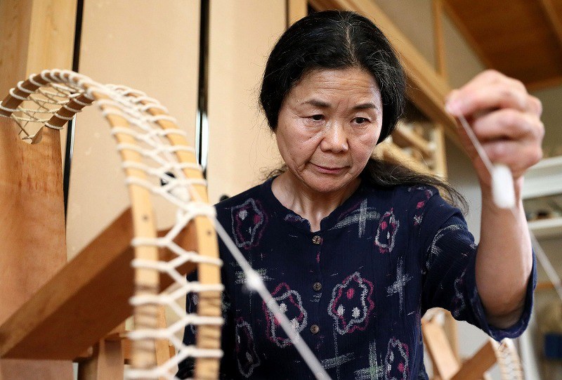 ｖｉｅｗ 東大阪の はたおり工房 糸紡ぐ音 参道に響く 河内木綿の技術 現代に 大阪 写真特集4 5 毎日新聞