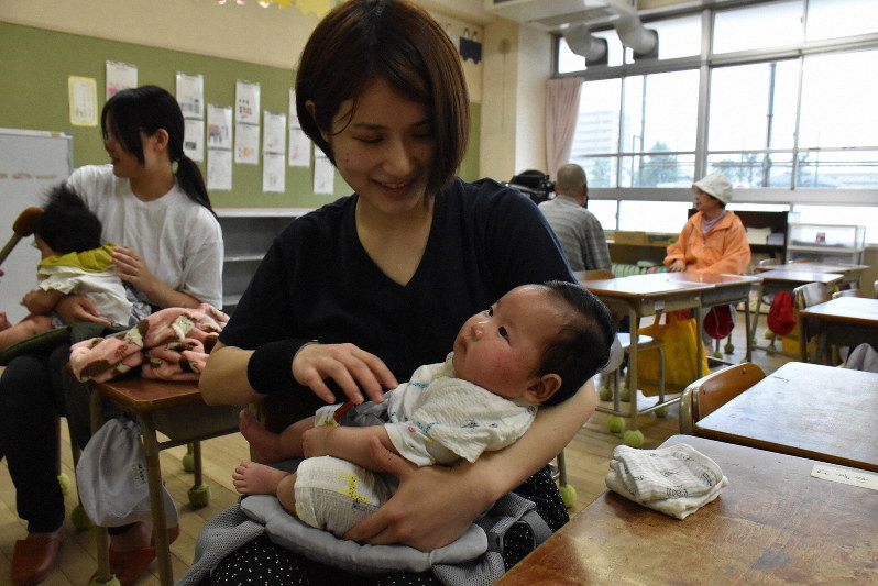 小学校に開設された避難所に逃れた母子=広島市中区で2019年6月7日午前7時58分、手呂内朱梨撮影