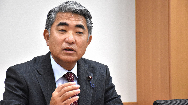 屋良朝博氏=須藤孝撮影