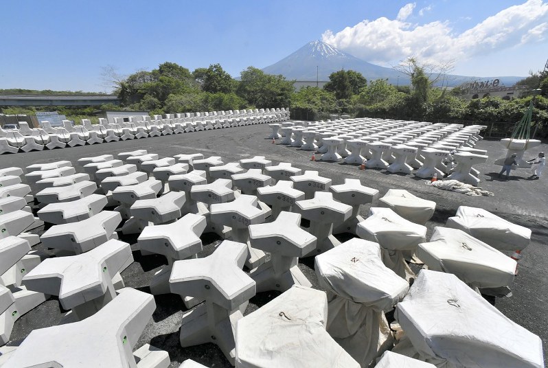 富士山の噴火を想定して備蓄が始まった緊急対策用のコンクリートブロック。1個が3トンあり、高さは約170センチ、横幅は約170センチ。噴火時に無人機で移設して減災に役立てる=静岡県富士宮市で5月