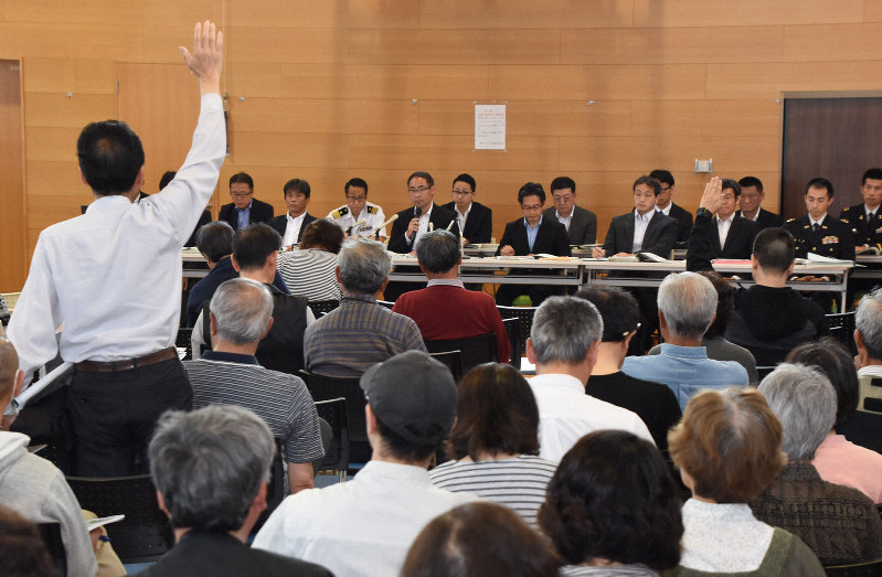 防衛省の担当者らに発言を求める住民たち=秋田市新屋松美ガ丘東町の勝平地区コミュニティセンターで2019年6月8日午後3時28分、川口峻撮影