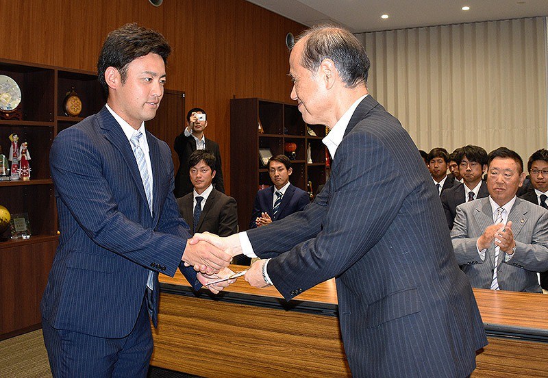 大森雅夫岡山市長(右)と握手するシティライト岡山の妹尾蓮副主将=同市役所で、松室花実撮影