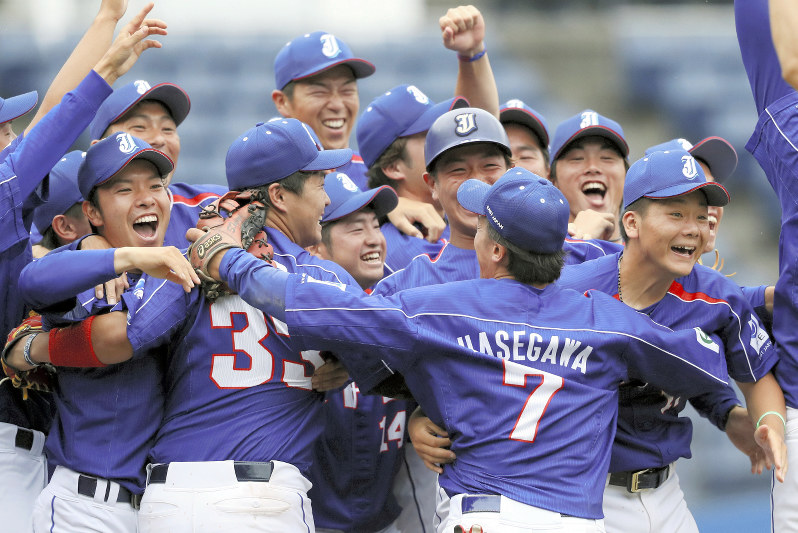 【JFE東日本(千葉市)-ホンダ(狭山市)】南関東第1代表で本大会出場を決め、マウンド上で喜び合うJFE東日本の選手たち=吉田航太撮影