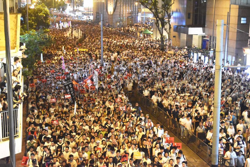 香港大規模デモ、主催者発表で103万人参加 返還後の最大級に | 毎日新聞
