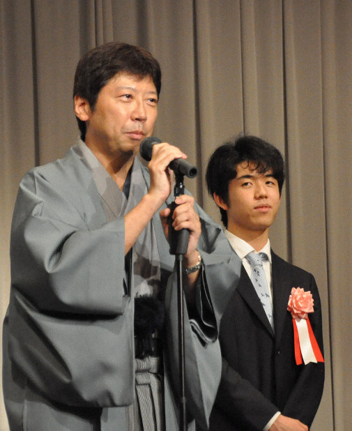 藤井聡太、杉本昌隆昇段昇級記念扇子、藤井聡太手形