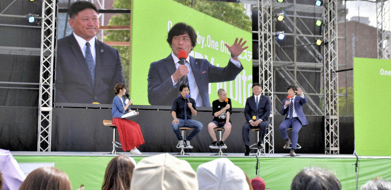 ラグビーの魅力について語り合う大畑さん(右)ら=大分市東大道1の大分いこいの道で2019年6月8日、白川徹撮影