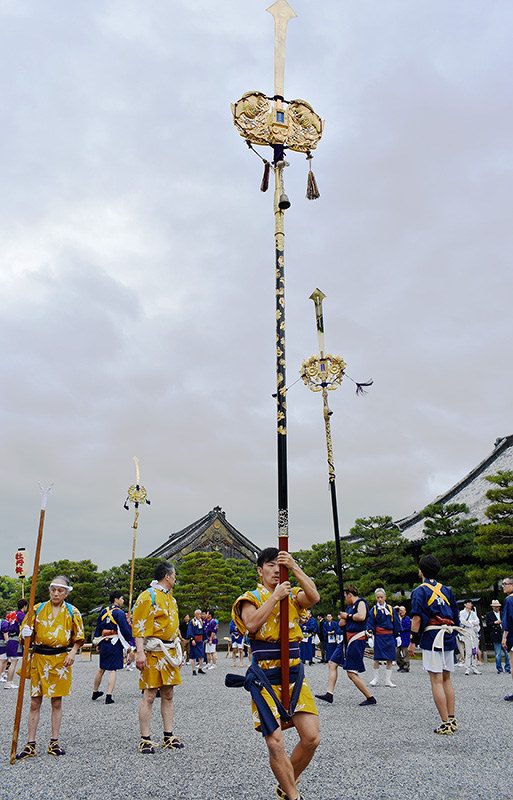 二条城で披露された「剣鉾差し」=京都市中京区で、澤木政輝撮影