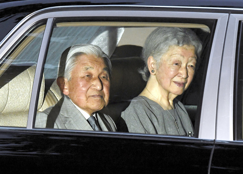 皇室 上皇ご夫妻招き 両陛下が夕食会 結婚２６年 毎日新聞