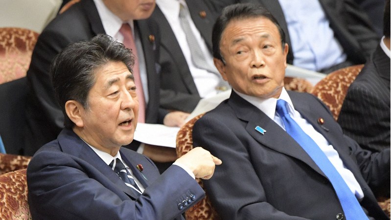 参院決算委員会で金融庁の試算に関する質問を聞く安倍晋三首相(左)と麻生太郎金融担当相=2019年6月10日、川田雅浩撮影