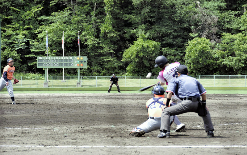【TFUクラブー大崎トリプルクラウン】七回表TFUク2死三塁、佐藤貴の右前打で追加点=宮城県富谷市の七十七銀行球場で