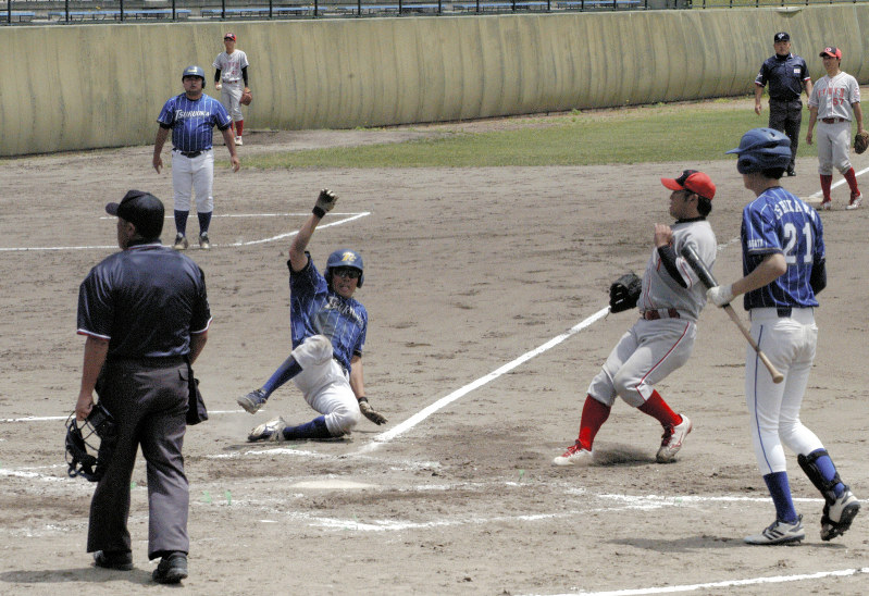 【新庄球友クラブー鶴岡野球クラブ】二回裏鶴岡野球ク2死三塁、暴投で三塁走者の冨樫祐が逆転となる3点目のホームイン=山形県酒田市光ケ丘野球場で