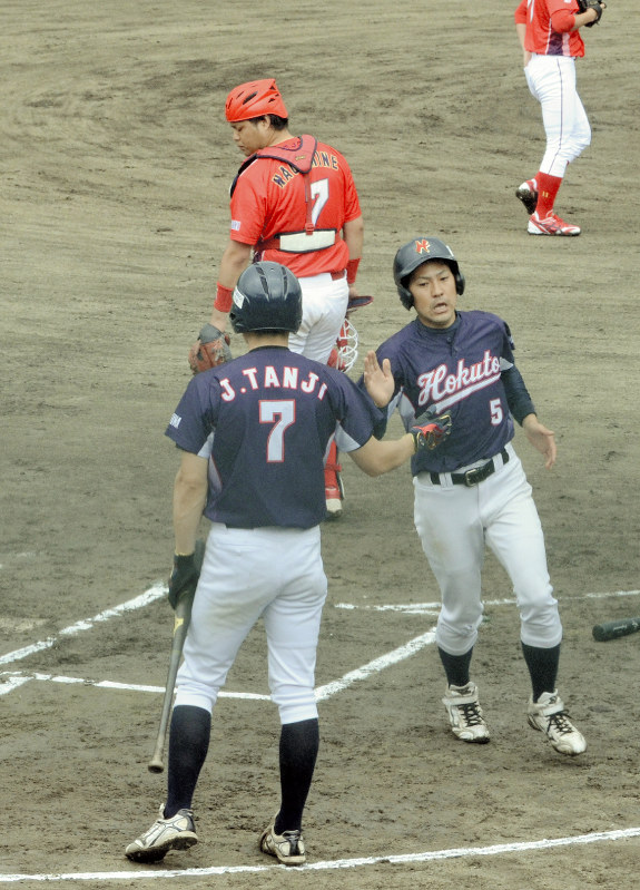 【北斗ク-郡山イーストジャパンク】一回表北斗ク1死二塁、佐藤優の右中間適時二塁打で先制のホームを踏み、次打者とタッチする丹治優(右)=福島県白河市の天狗山球場で