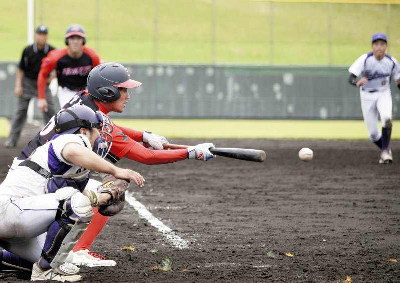 【TSUKUMO BC-北杜ク】延長十回裏北杜ク1死満塁、宮沢がスクイズを決め、サヨナラ勝ち=甲府市の山日YBS球場で