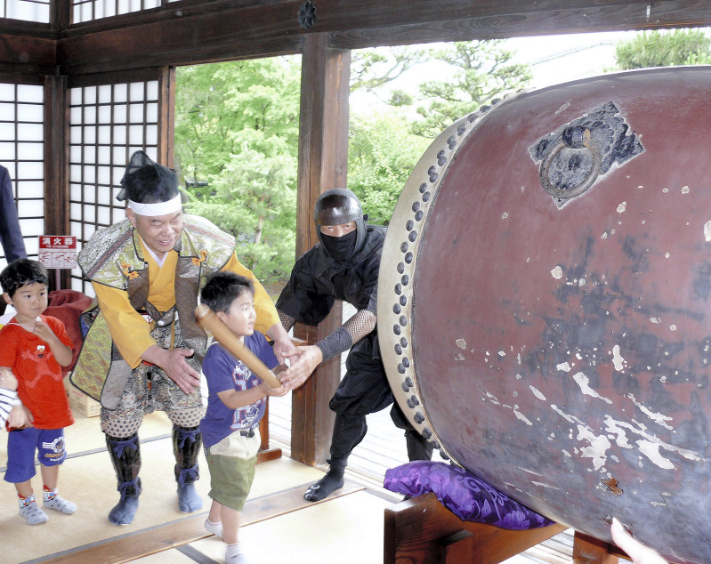 太鼓打ち鳴らし式 時を告げる大太鼓 掛川 静岡 毎日新聞