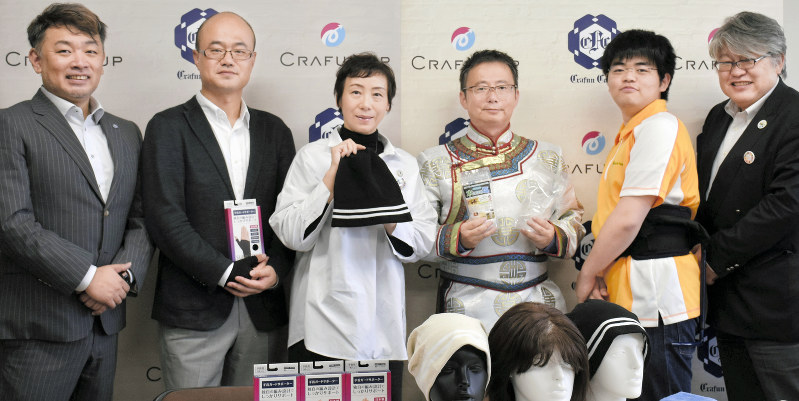 事業の応援を呼びかけた板越社長(左端)や山城さん(右から2人目)ら起案者