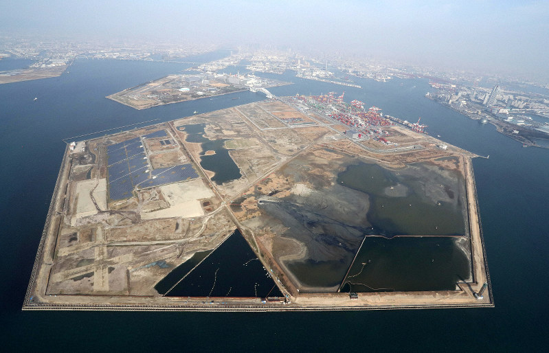2025年大阪・関西万博の会場となる夢洲。手前が予定地=大阪市此花区で2019年3月5日午後3時18分、本社ヘリから幾島健太郎撮影