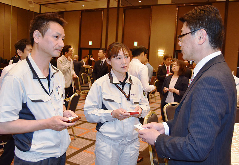 高校の進路指導担当教諭(右)と意見交換する企業の人事担当者=滋賀県近江八幡市鷹飼町のホテルニューオウミで、蓮見新也撮影