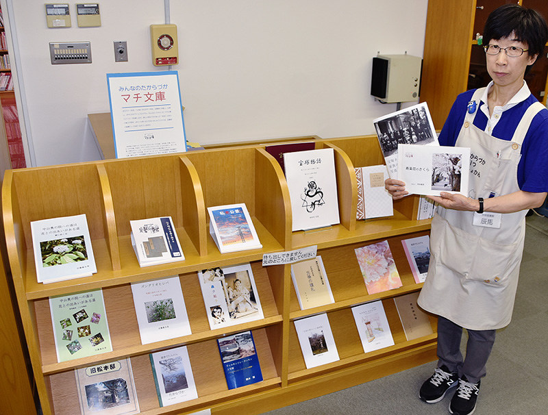 兵庫県宝塚市立中央図書館にあるマチ文庫のコーナー。順調に蔵書数を増やしている=同市清荒神1で、土居和弘撮影
