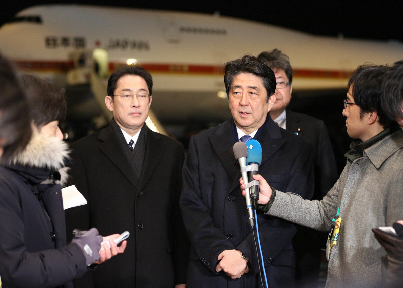 記者の質問に答える安倍晋三首相(右)と岸田文雄外相=宮武祐希撮影