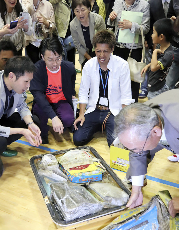 タイムカプセルの開封を見守る卒業生ら=横芝光町木戸の町立白浜小で