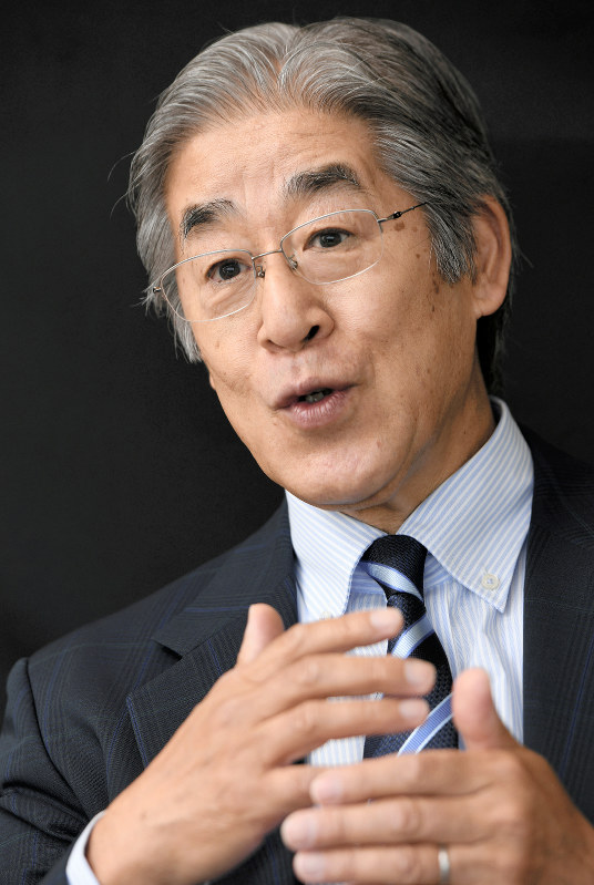 インタビューに答える仙波憲一・元青山学院大学長=東京都千代田区で、内藤絵美撮影