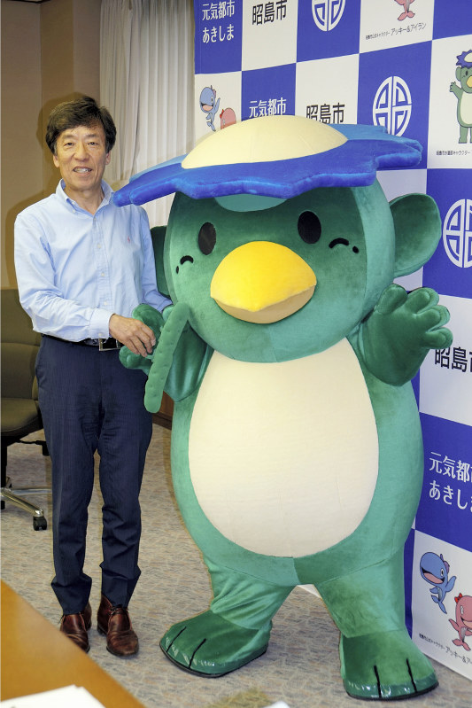昭島市公式キャラクターに昇格する「ちかっぱー」(右)と臼井伸介市長=東京都昭島市役所で