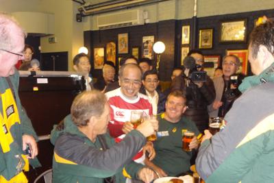 ２０１５年ラグビーＷ杯の視察で、南アフリカのサポーターと乾杯する広瀬知事（中央）