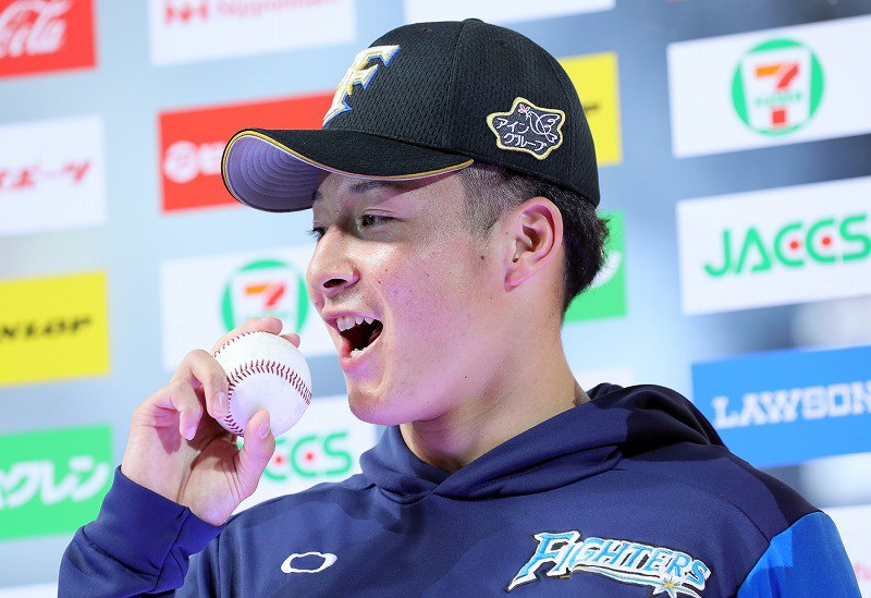 プロ初登板初先発で初勝利を挙げ、ナインを出迎える日本ハ