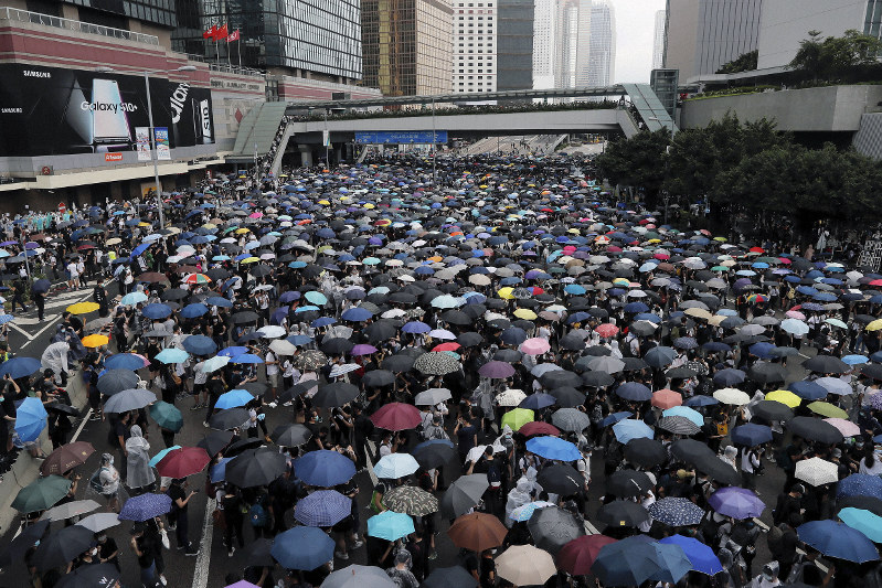 香港の「逃亡犯条例」改正に反対する市民ら。2014年の大規模デモ「雨傘運動」を再現するかのように、当時の現場の幹線道路も占拠した=12日、AP
